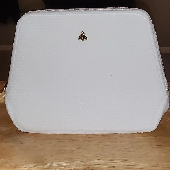 NWOT WOMEN'S MAKEUP BAG. - Picture 1 of 5